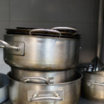 Hiçbir şeyin yanında maliyetli bir düzeltme ile tencerenizdeki çizikleri önleyin