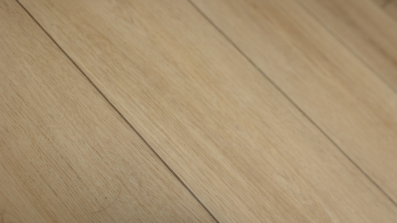 Açık renkli lüks vinil tahta döşeme