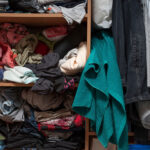 Ucuz bir IKEA hack ile bir bütçede dağınık dolabınızı düzenleyin