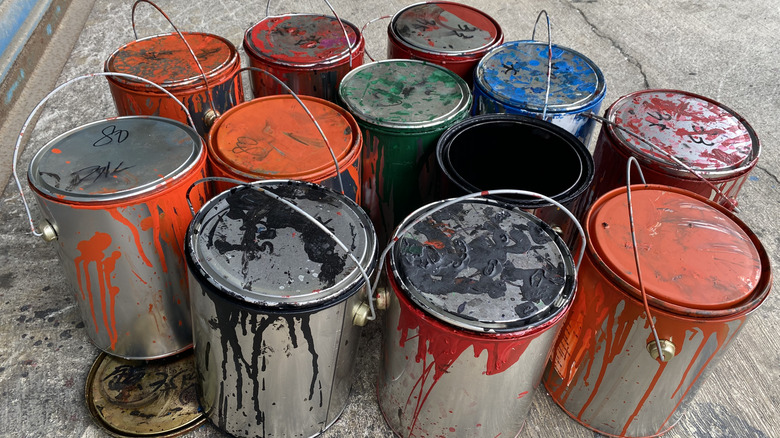 Bir garaj zeminde oturan boya kutuları