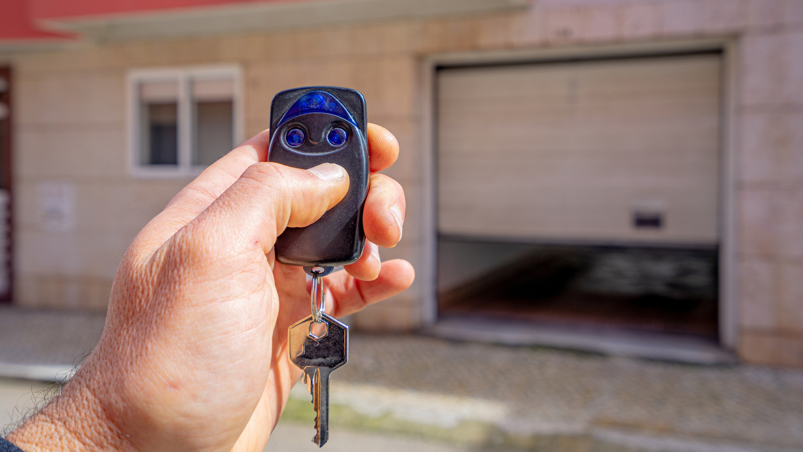 Neden bazı insanlar garaj kapılarını açık bırakıyor?