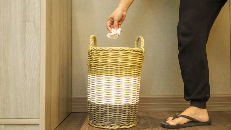 Doku bir engel çöp kutusuna atan biri