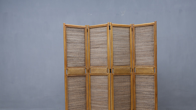 Gri duvara karşı gri ve odun katlanır ekran