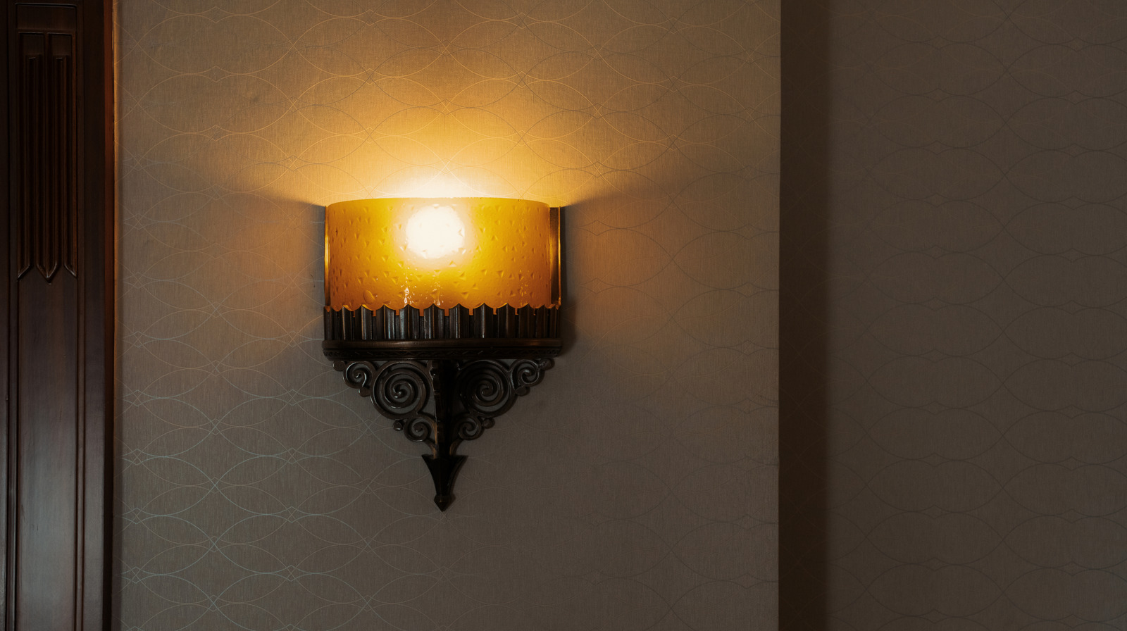 Duvarlarınıza odunsu aydınlatma çözümü DIY ile bir doğa öğesi ekleyin