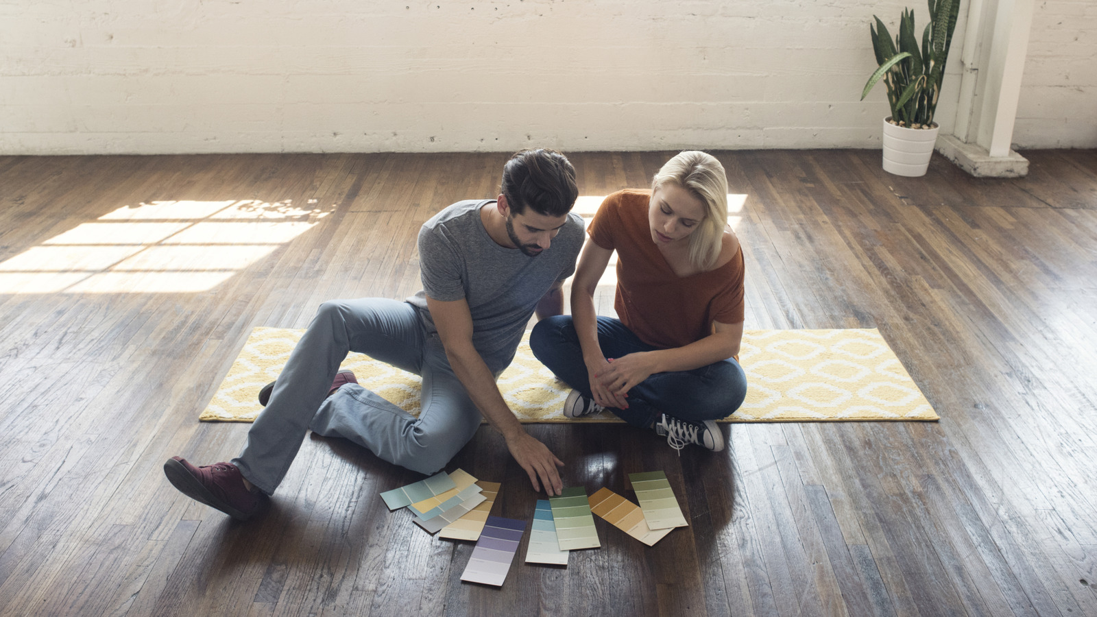Yılın en sıcak renk trendi koyu ahşapla mükemmel bir şekilde eşleşiyor