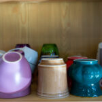 Kahve kupa depolamanızı, onları düzenli ve ulaşılabilir tutan serin bir DIY ile yükseltin