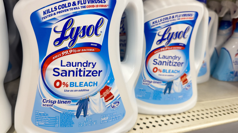 Mağaza rafındaki lysol çamaşırhane