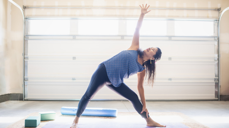 Yoga Mat Üzerinde Garajda Yoga Yapan Kadın