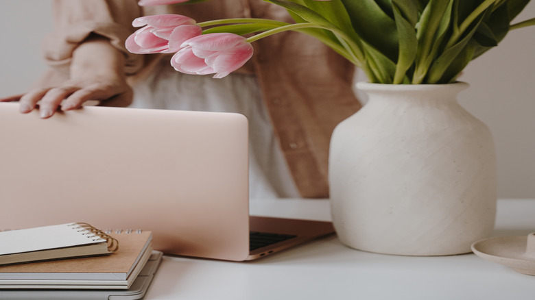 Vazoda uzun süren laleler.