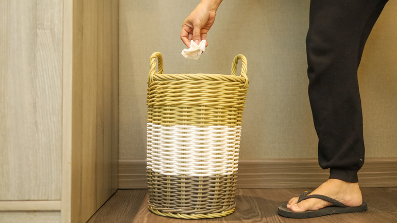 El Damlaları Buruşuk Doku Hasır Çöp Kutusuna