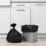 Mutfak atık kutunuza çamaşır zımbası ile şık bir makyaj verin