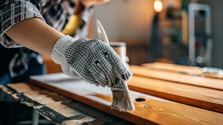 Ahşap tahtaları beyaz boyama kişi