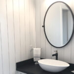 Modası geçmiş ahşap duvarları dönüştüren basit bir güncelleme