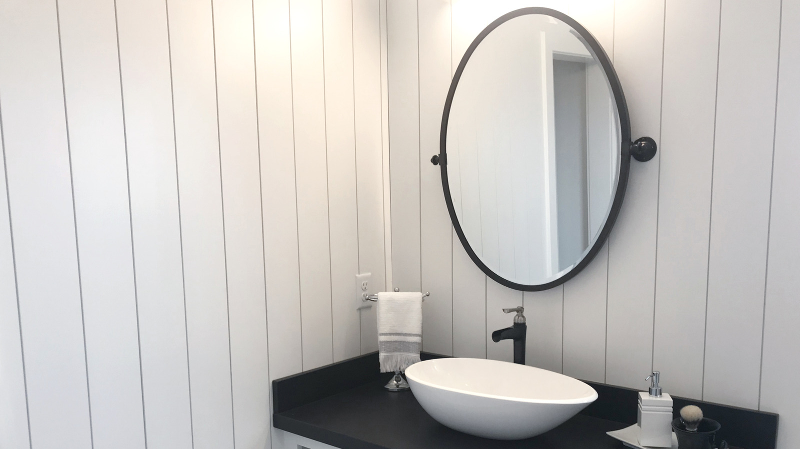 Modası geçmiş ahşap duvarları dönüştüren basit bir güncelleme