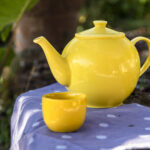 Eski bir çay setini bahçeniz için büyüleyici bir su özelliğine dönüştürün