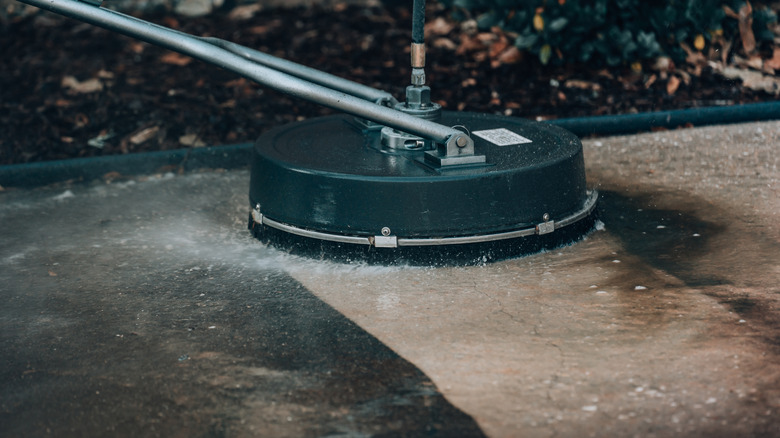 Bir yüzey süpürge eki ile basınçlı bir araba yolunun yakın çekimi.