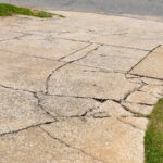 Bir araba yolunun çatlamasını önlemeye yardımcı olabilecek temel görev