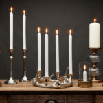 Bir şarap rafını en zarif şamdan organizatörüne yeniden yerleştirin