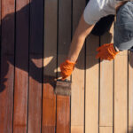 Behr'ın dış leke rengi yılın rengi, denemek isteyebileceğiniz zamansız ahşaba sıcak bir bakış