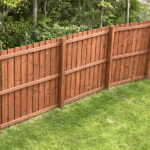 Betonsuz 6x8 ahşap panelli bir çit inşa edin