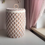 Flair ile organize etmek için iki plastik kovadan benzersiz bir halat desen sepeti oluşturun