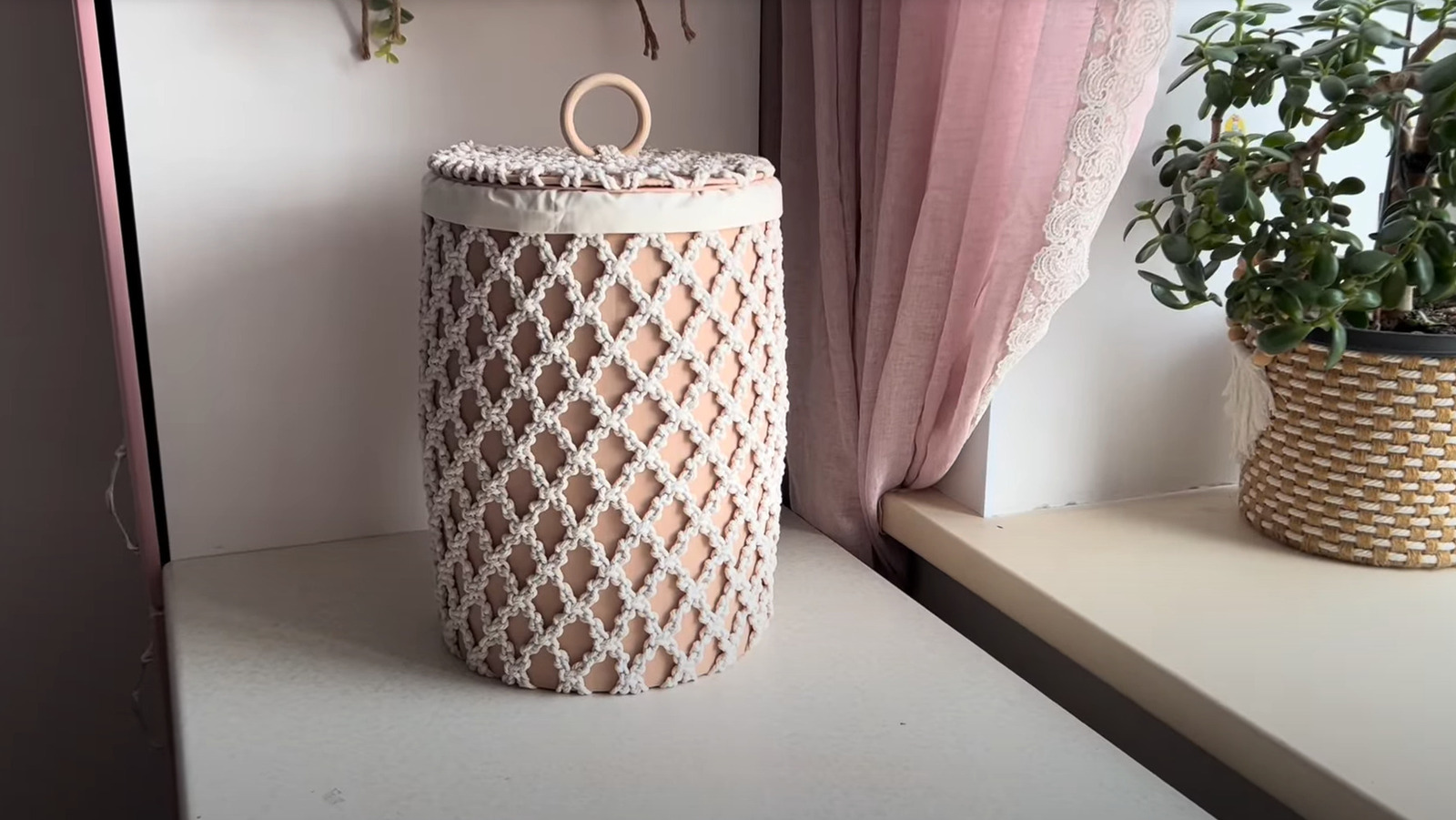 Flair ile organize etmek için iki plastik kovadan benzersiz bir halat desen sepeti oluşturun