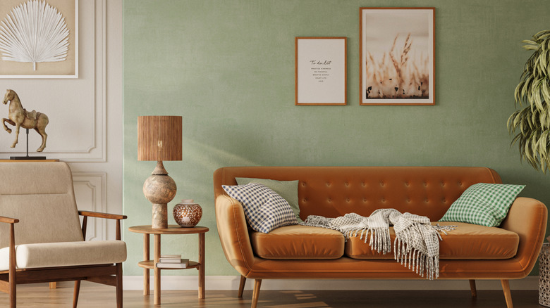 Yeşil duvarları ve turuncu kanepeli bir oturma odası