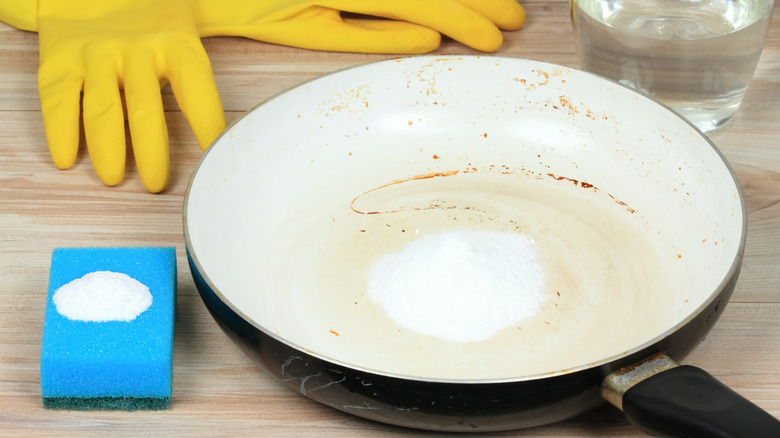 Kirli tava ve sünger ile kabartma tozu