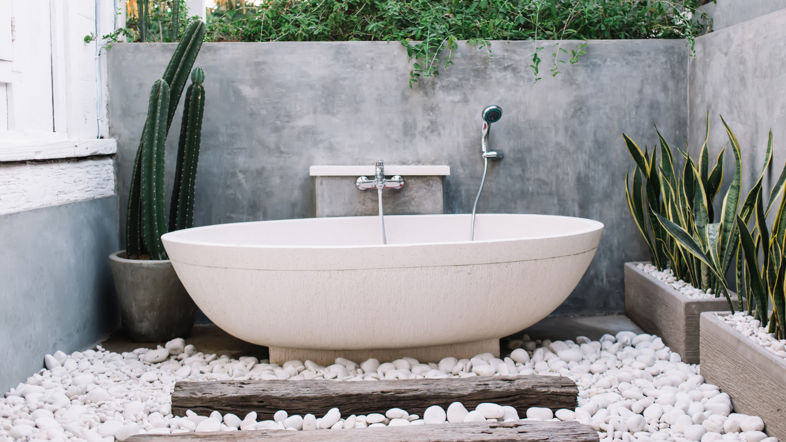 Bahçeniz için muhteşem bir açık hava ıslatma küveti (ve buna değer olup olmadığı)