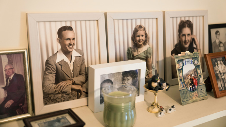 Rafta birçok çerçeveli eski aile fotoğrafı