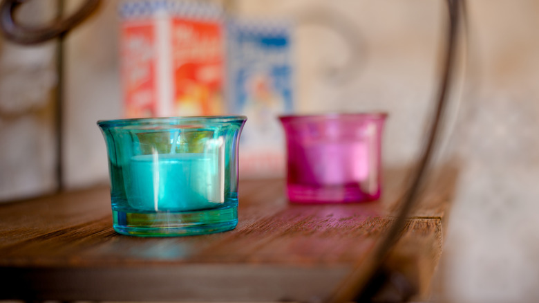 mavi ve pembe tealight sahipleri