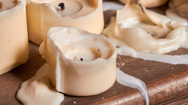 Kısmen eritilmiş krem rengi mumlar