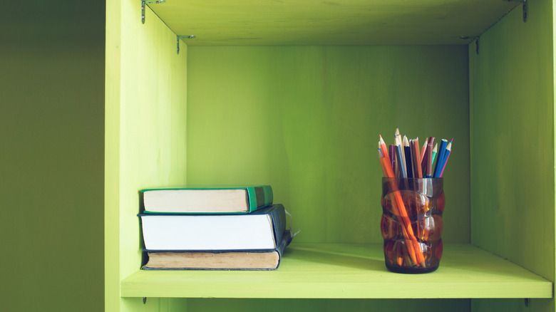 Bir rafta kalem fincan