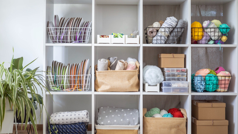 açık bir rafta tel organizatörler