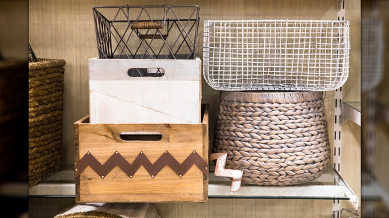 Rafta çeşitli depolama sepetleri ve kutuları