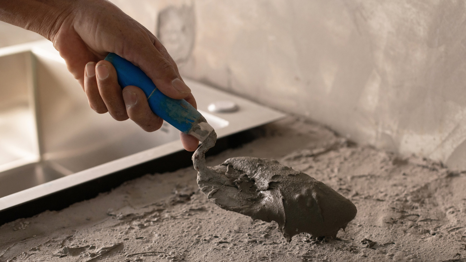 Basit bir DIY güncellemesi için granit tezgah üstü çimento