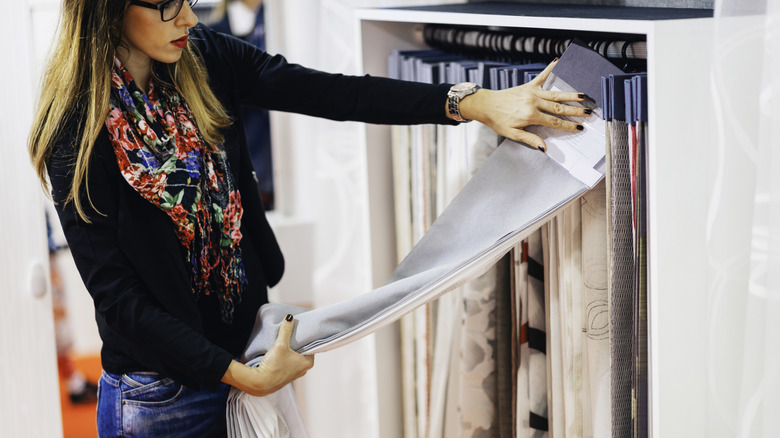 Şık kadın bir mağazada perde kumaş seçiyor