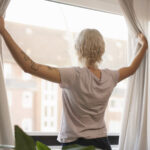 Herhangi bir alanı anında yükseltmek için perdelerinizde çiçek yapın