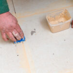 Grouting'i kolaylaştırmak için ihtiyacınız olan duş squegee hack