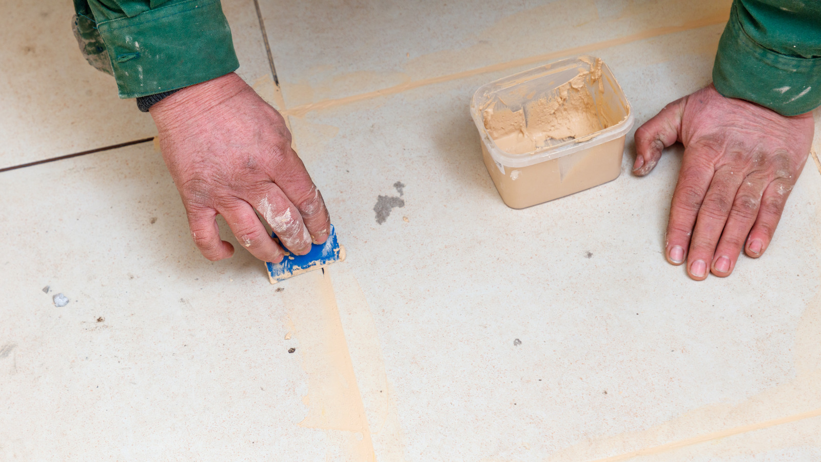 Grouting'i kolaylaştırmak için ihtiyacınız olan duş squegee hack