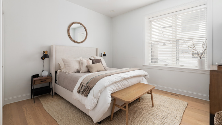 Nötr renkleri ve açık ahşap zeminli yatak odası