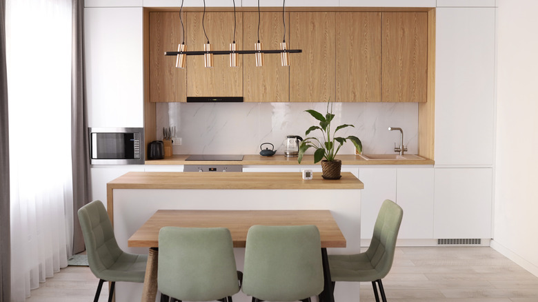 Beyaz ve Doğal Ahşapta İskandinav ve Çiftlik Evi Elemanları ile Mutfak