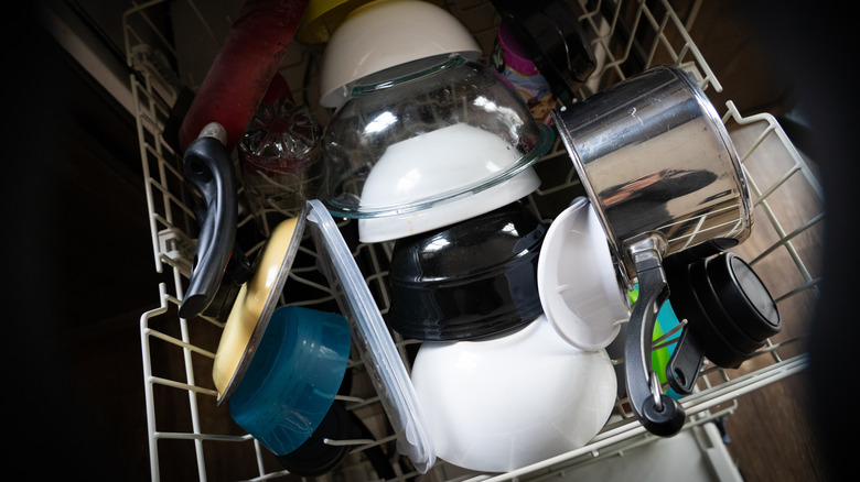 Aşırı kalabalık ve yanlış yüklü bir bulaşık makinesi rafı