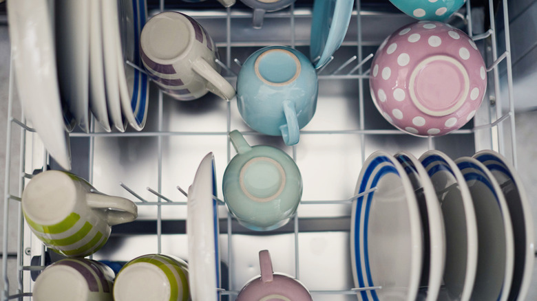 Tabaklar ve kupalar ile doğru yüklü bir bulaşık makinesi