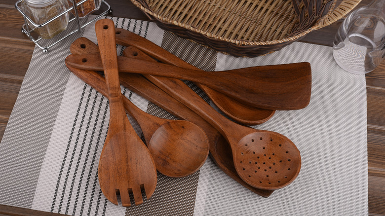 Masada oturan tik ahşap eşyaların kapatılması