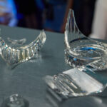 Kırık cam atmayın ve onu DIY güzel duvar dekoruna kullanın