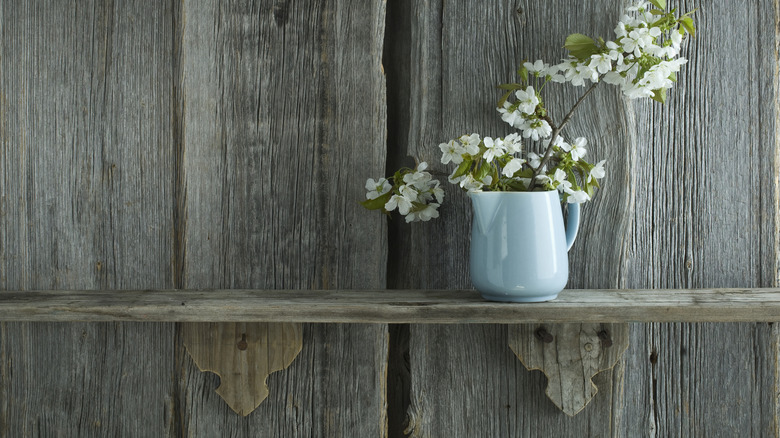 Ahşap Vazoda Çiçekler