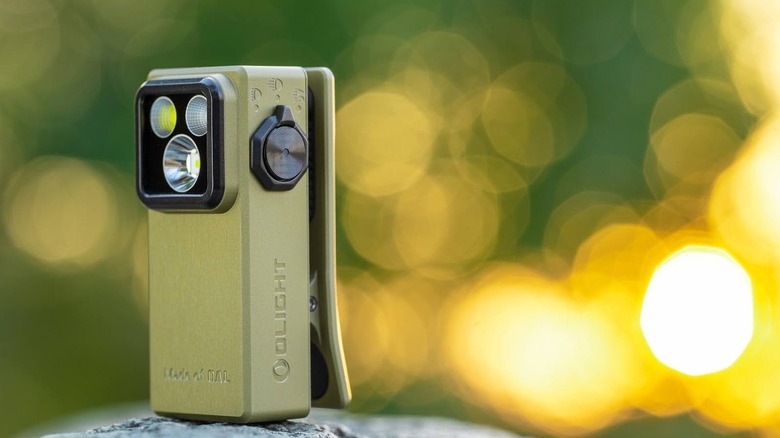 Açık hava yüzeyinde Olight Oclip Ultra