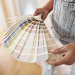 Sarı tonlu ahşap zeminleri soğutmak için en iyi duvar renkleri