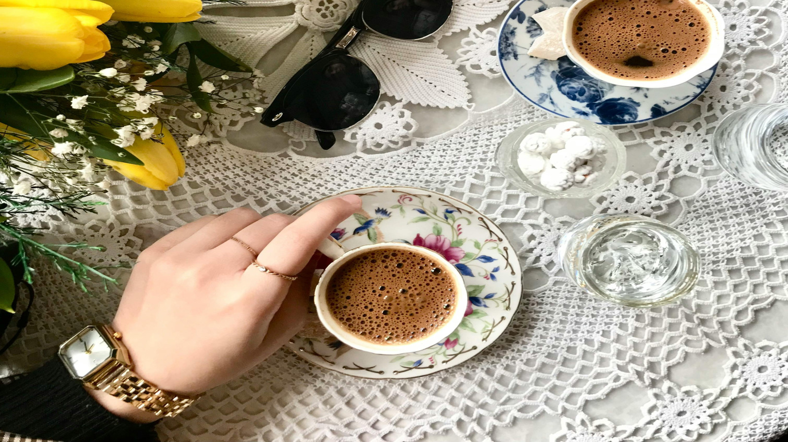 Açık alanınız için neden her zaman bir tığ işi masa örtüsüyle tasarruf etmelisiniz?